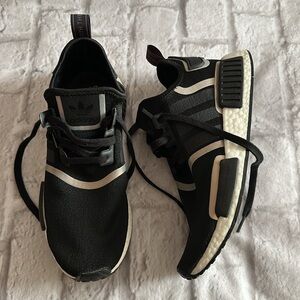 Adidas Boost Black and White Women’s Running Athletic Shoes Size 10